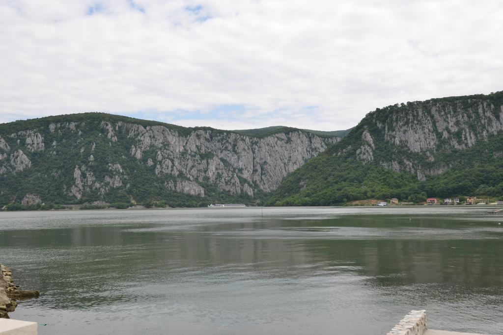 Vila Golful Dunarii Дубова Екстериор снимка